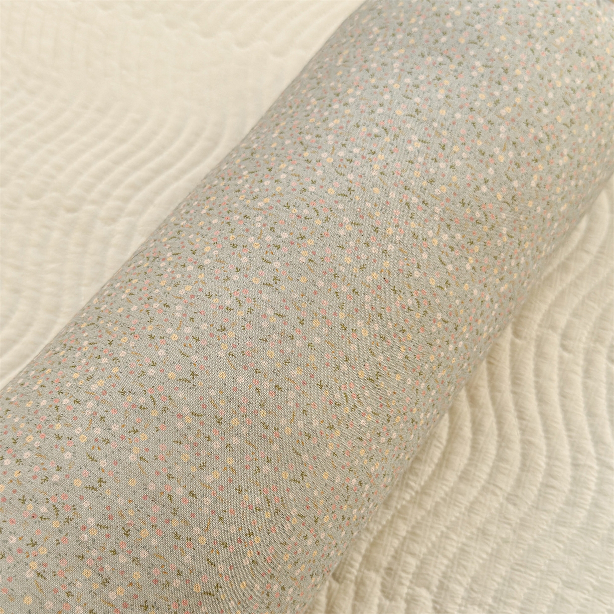 91家纺网 家纺一手货源 找家纺 麦肯锡 2025新款糖果儿童安抚抱枕  枕头枕芯 碎花眠曲/只