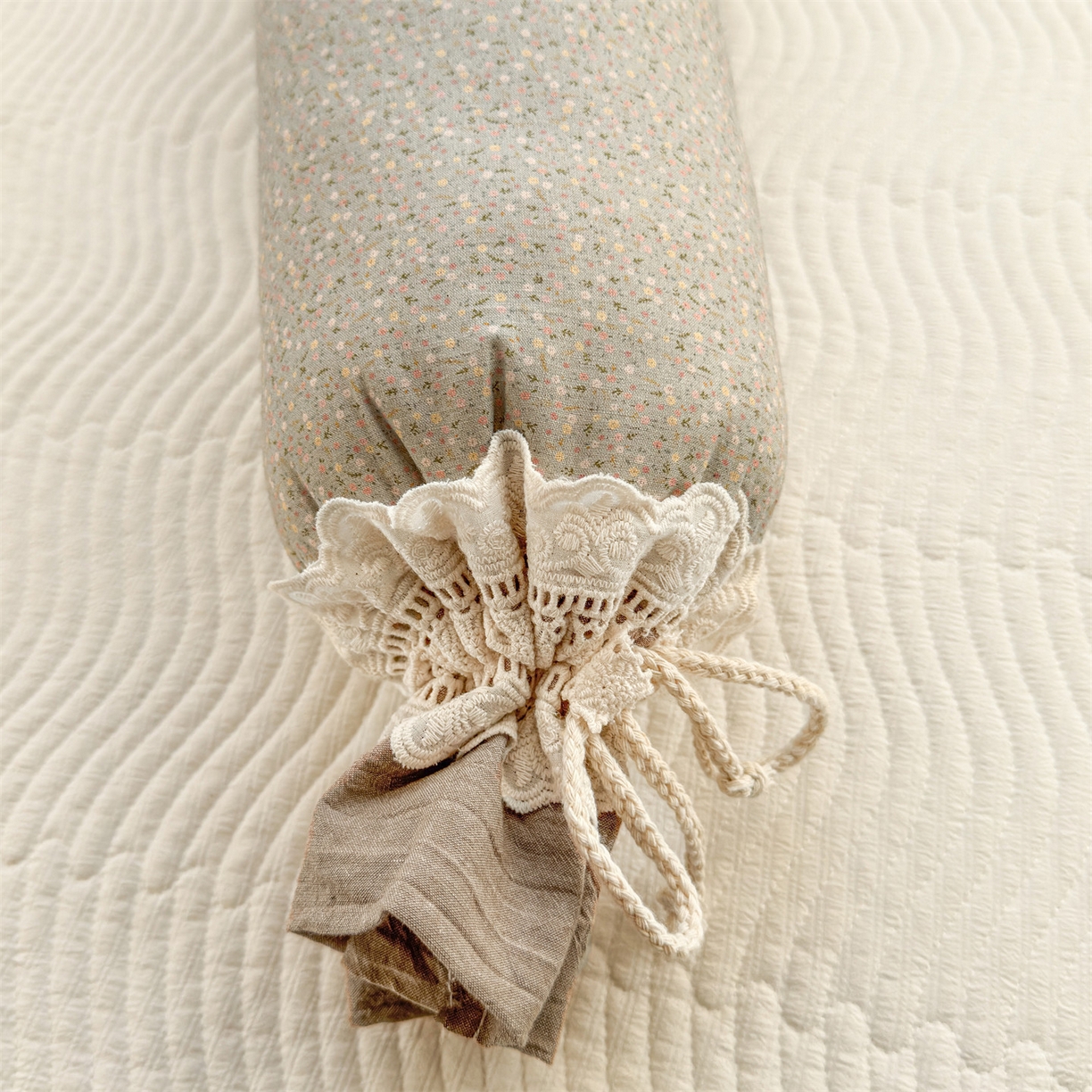 91家纺网 家纺一手货源 找家纺 麦肯锡 2025新款糖果儿童安抚抱枕  枕头枕芯 碎花眠曲/只