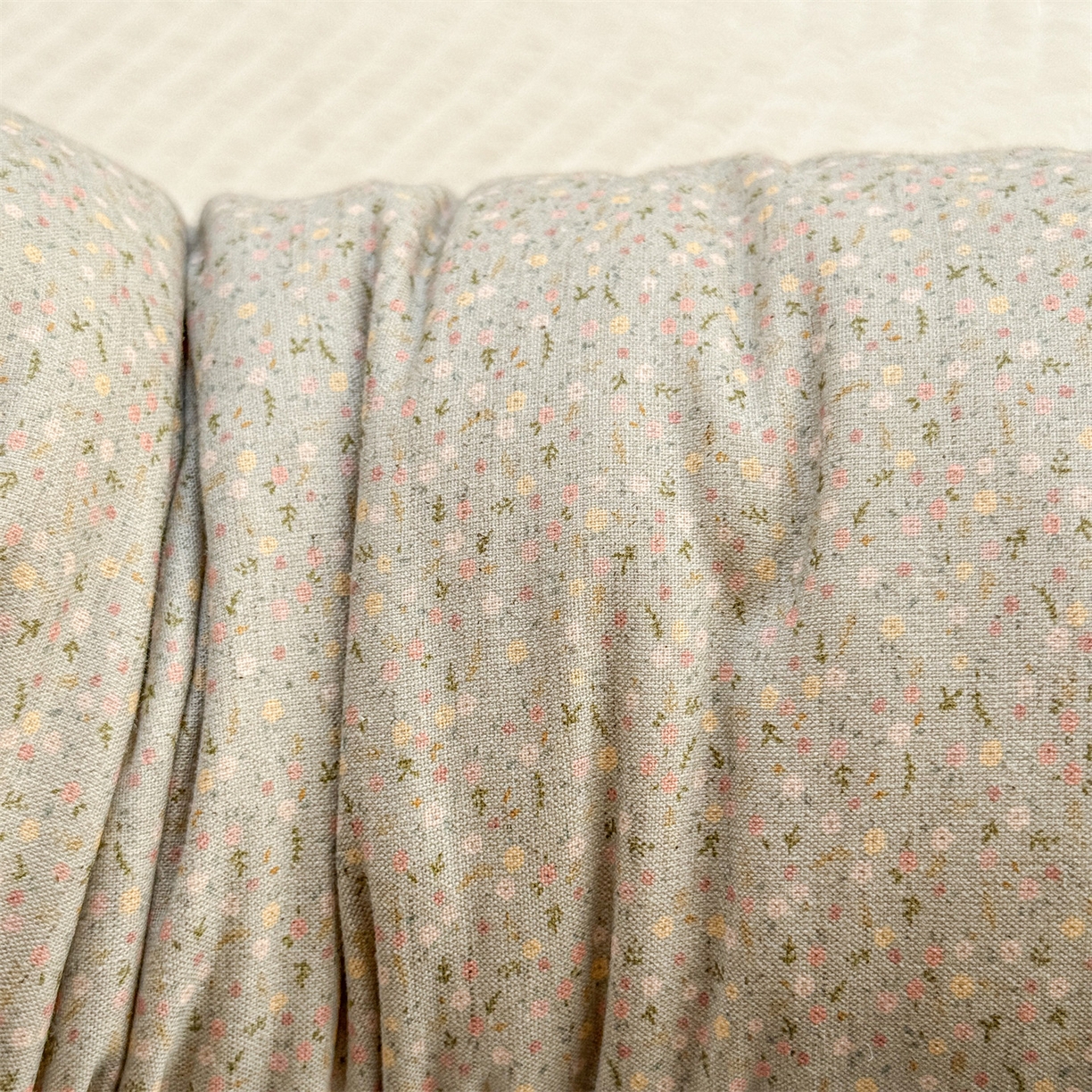 91家纺网 家纺一手货源 找家纺 麦肯锡 2025新款糖果儿童安抚抱枕  枕头枕芯 碎花眠曲/只