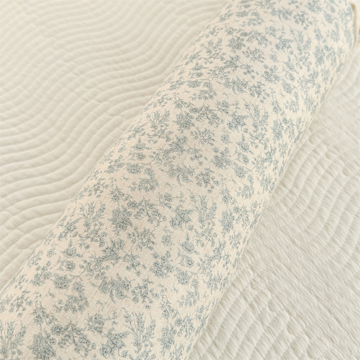 91家纺网 家纺一手货源 找家纺 麦肯锡 2025新款糖果儿童安抚抱枕  枕头枕芯 碎花小卷/只