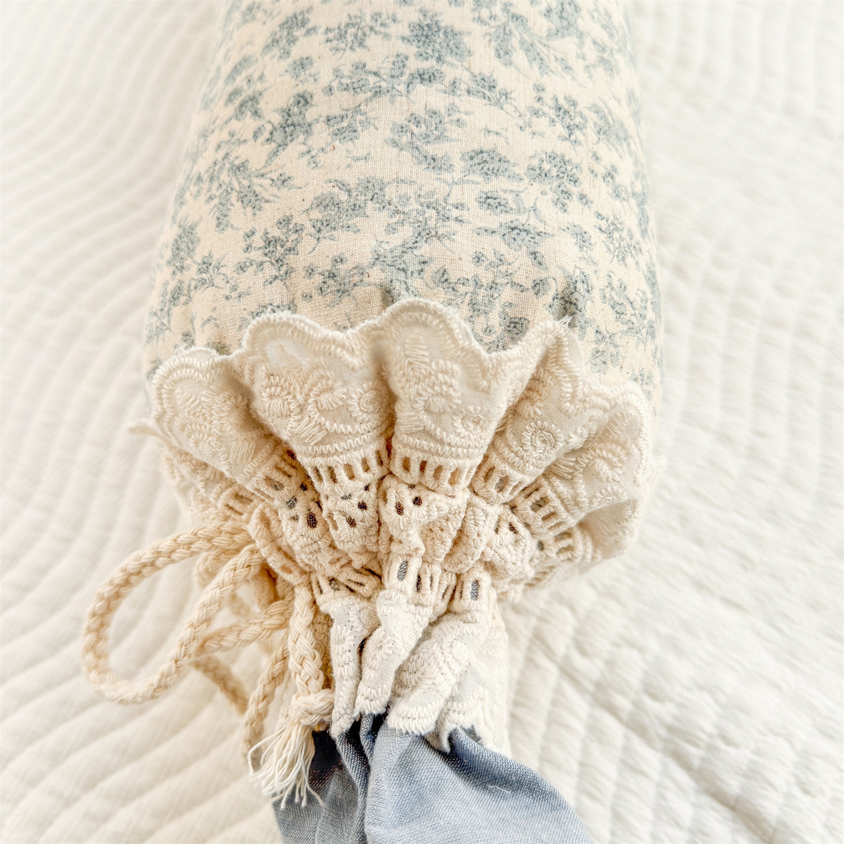 91家纺网 家纺一手货源 找家纺 麦肯锡 2025新款糖果儿童安抚抱枕  枕头枕芯 碎花小卷/只