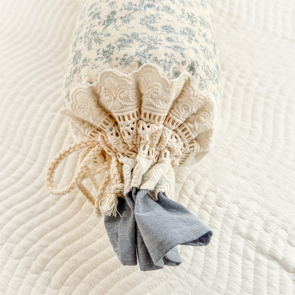 91家纺网 家纺一手货源 找家纺 麦肯锡 2025新款糖果儿童安抚抱枕  枕头枕芯 碎花小卷/只