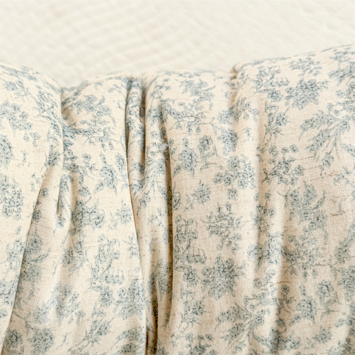 91家纺网 家纺一手货源 找家纺 麦肯锡 2025新款糖果儿童安抚抱枕  枕头枕芯 碎花小卷/只