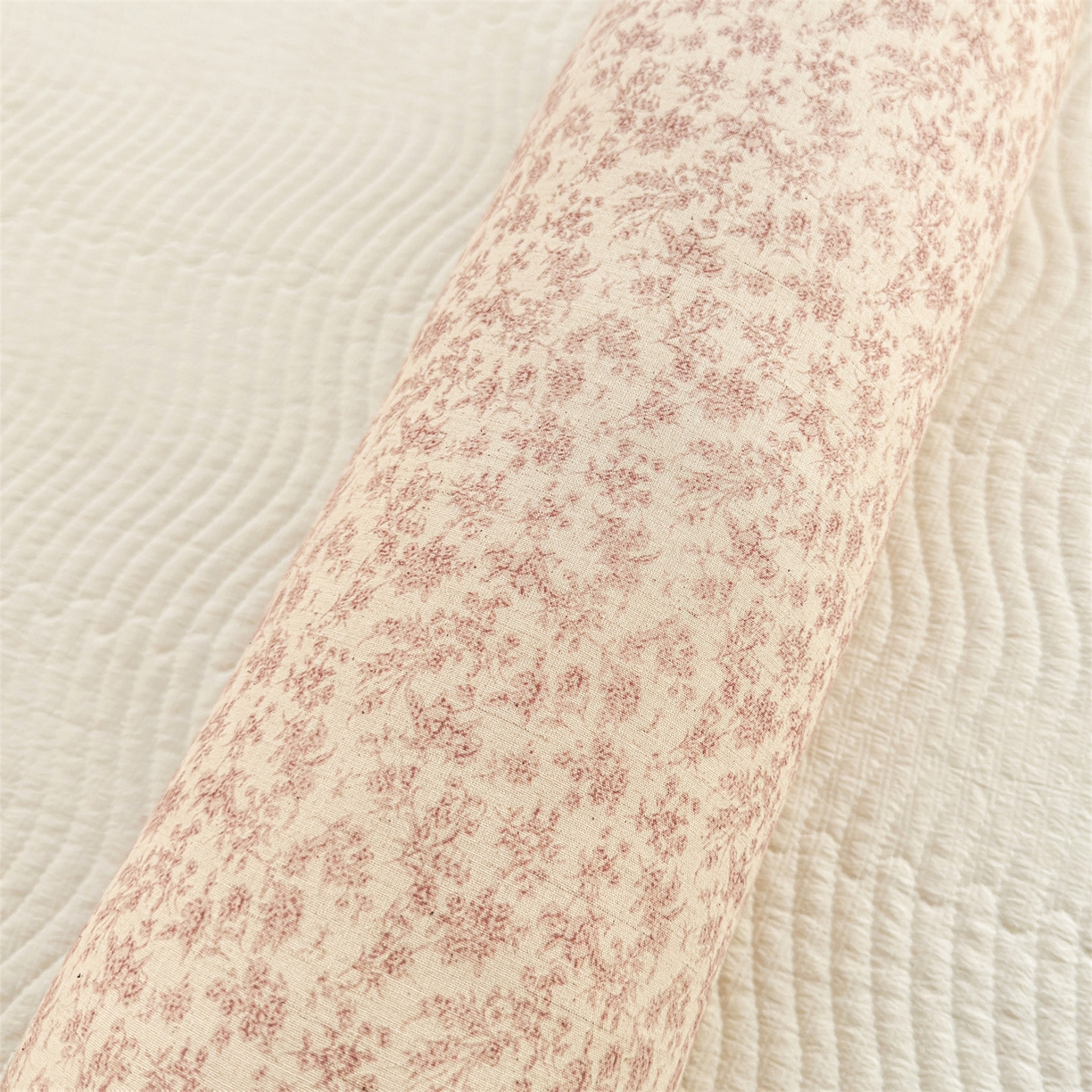 91家纺网 家纺一手货源 找家纺 麦肯锡 2025新款糖果儿童安抚抱枕  枕头枕芯 碎碎花影/只