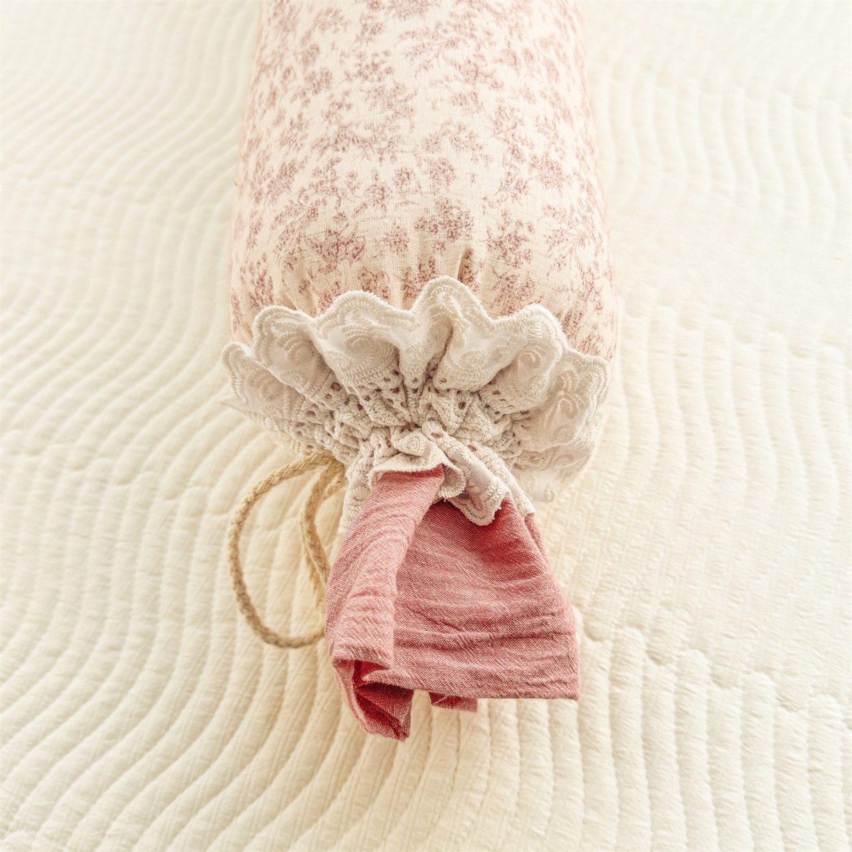 91家纺网 家纺一手货源 找家纺 麦肯锡 2025新款糖果儿童安抚抱枕  枕头枕芯 碎碎花影/只