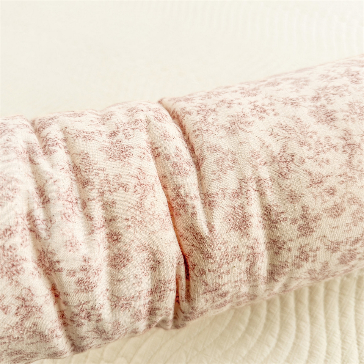 91家纺网 家纺一手货源 找家纺 麦肯锡 2025新款糖果儿童安抚抱枕  枕头枕芯 碎碎花影/只