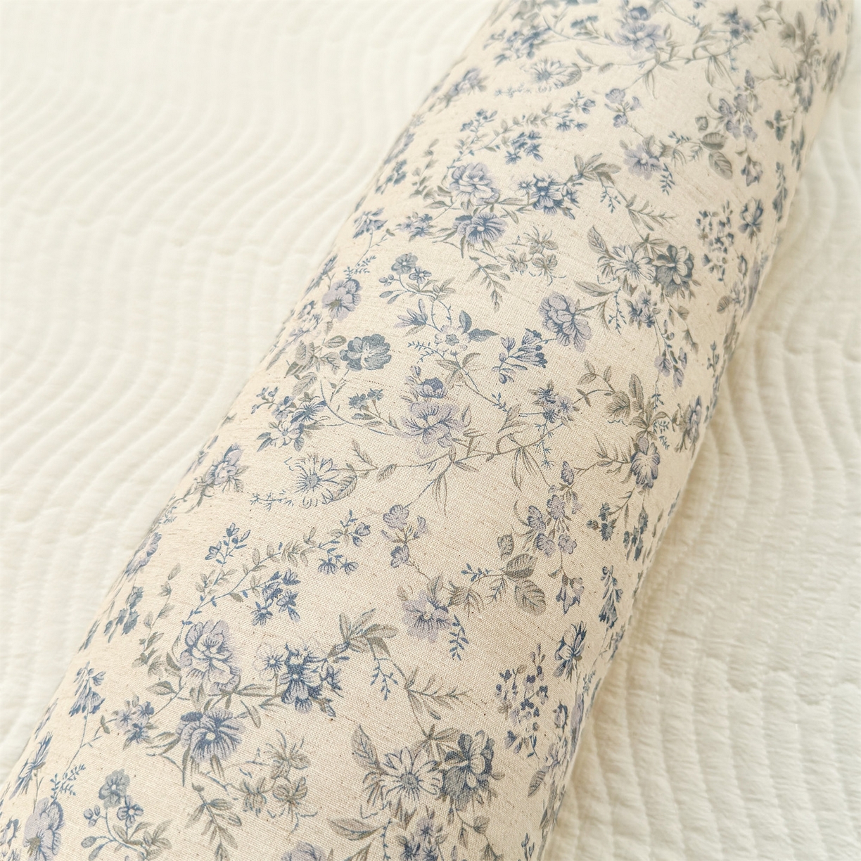 91家纺网 家纺一手货源 找家纺 麦肯锡 2025新款糖果儿童安抚抱枕  枕头枕芯 田埂花影/只