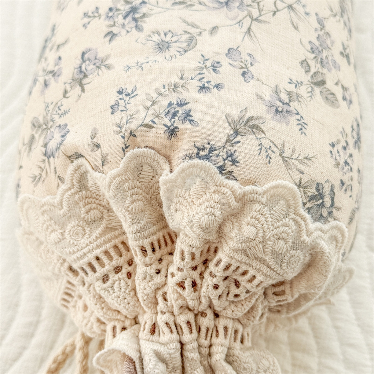 91家纺网 家纺一手货源 找家纺 麦肯锡 2025新款糖果儿童安抚抱枕  枕头枕芯 田埂花影/只