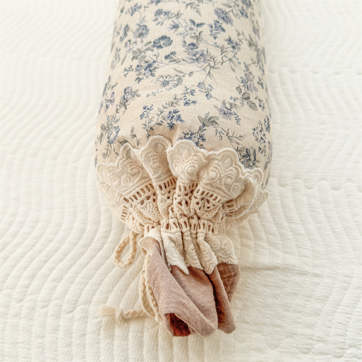 91家纺网 家纺一手货源 找家纺 麦肯锡 2025新款糖果儿童安抚抱枕  枕头枕芯 田埂花影/只