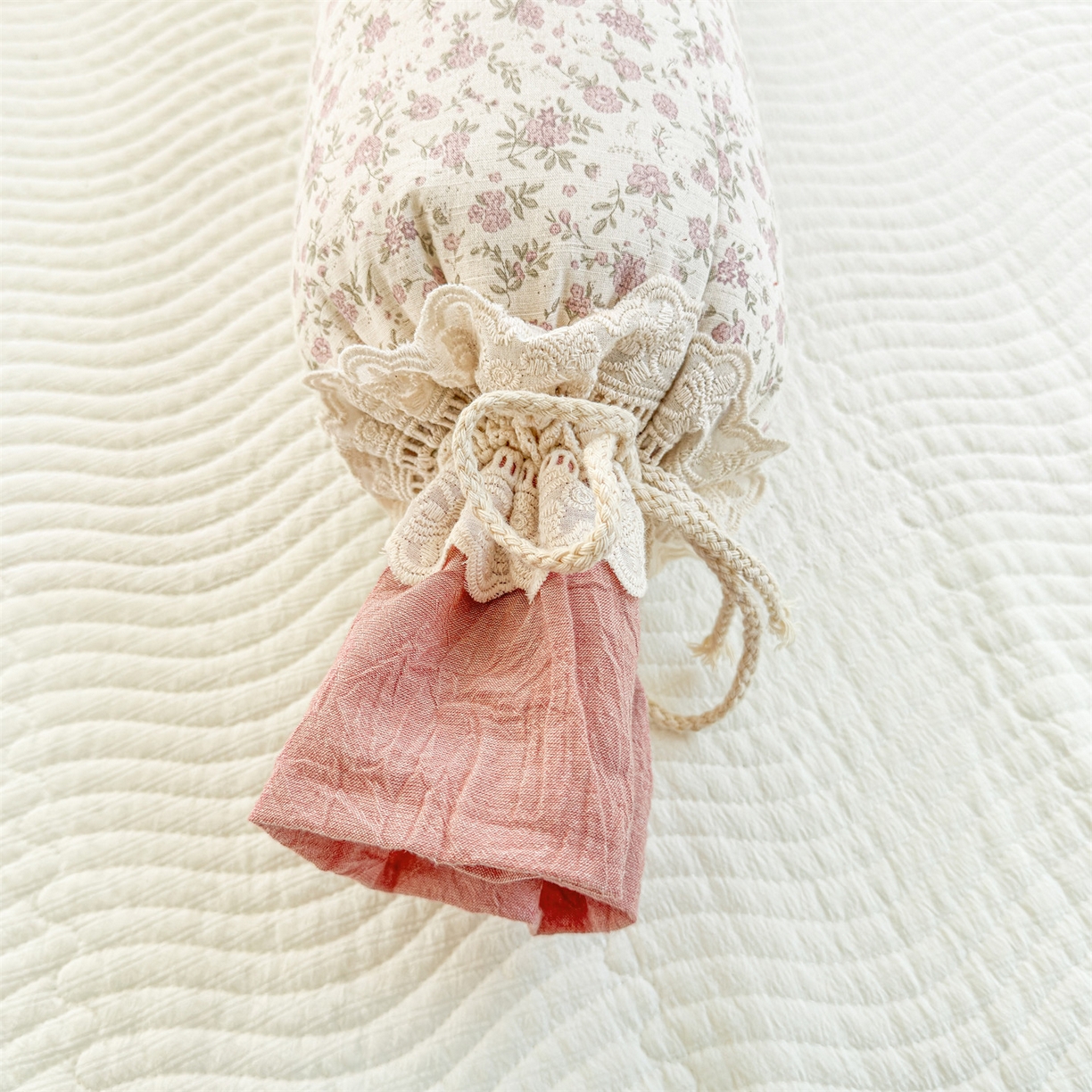 91家纺网 家纺一手货源 找家纺 麦肯锡 2025新款糖果儿童安抚抱枕  枕头枕芯 小花碎语/只