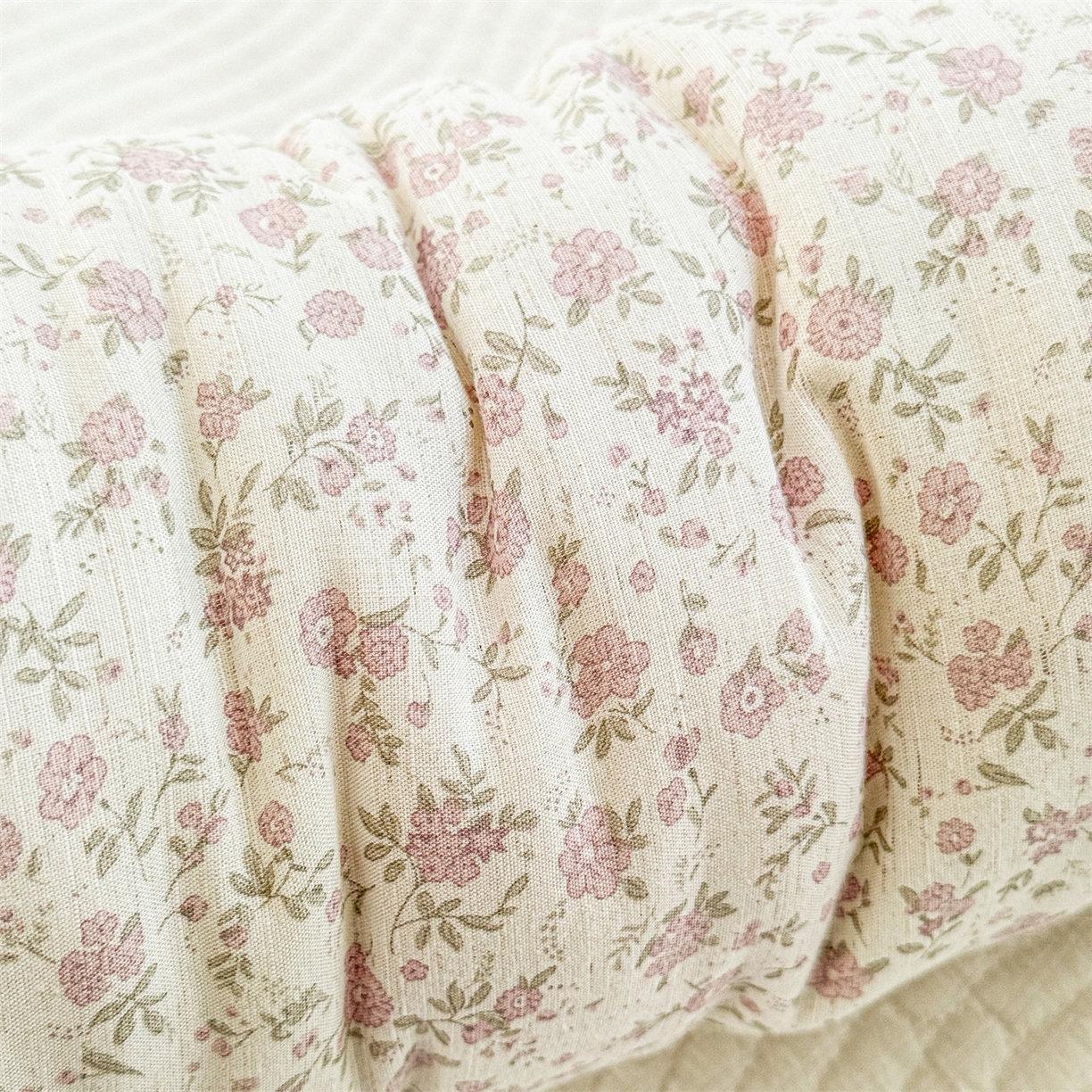 91家纺网 家纺一手货源 找家纺 麦肯锡 2025新款糖果儿童安抚抱枕  枕头枕芯 小花碎语/只