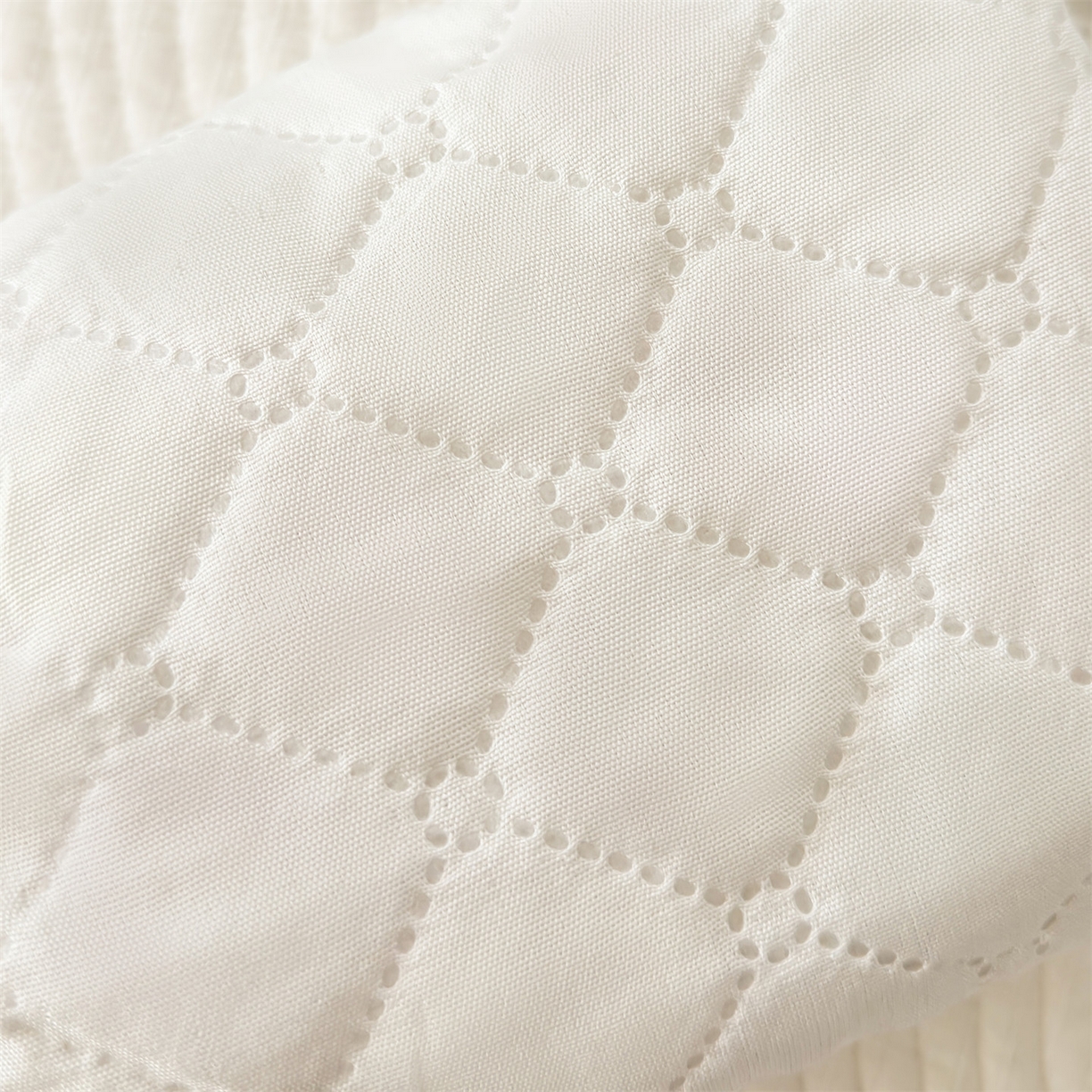 91家纺网 家纺一手货源 找家纺 麦肯锡 2025新款糖果儿童安抚抱枕  枕头枕芯 小花碎语/只