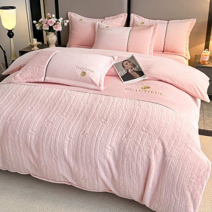 91家纺网 家纺一手货源 找家纺 金窝窝家纺 2025新款轻奢双拼全消光牛奶绒四件套-安娜 安娜-黛粉