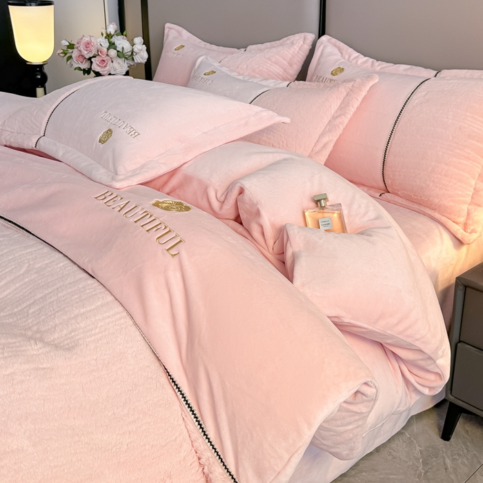 91家纺网 家纺一手货源 找家纺 金窝窝家纺 2025新款轻奢双拼全消光牛奶绒四件套-安娜 安娜-黛粉