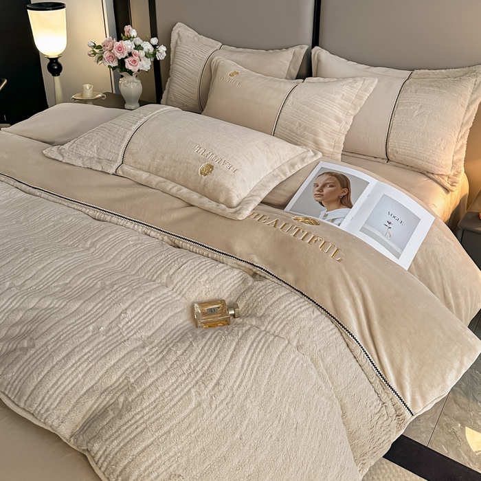 91家纺网 家纺一手货源 找家纺 金窝窝家纺 2025新款轻奢双拼全消光牛奶绒四件套-安娜 安娜-咖色