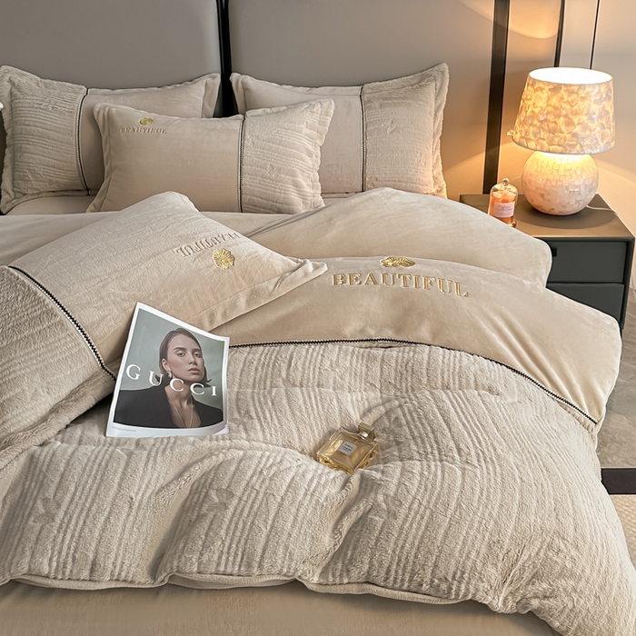 91家纺网 家纺一手货源 找家纺 金窝窝家纺 2025新款轻奢双拼全消光牛奶绒四件套-安娜 安娜-咖色