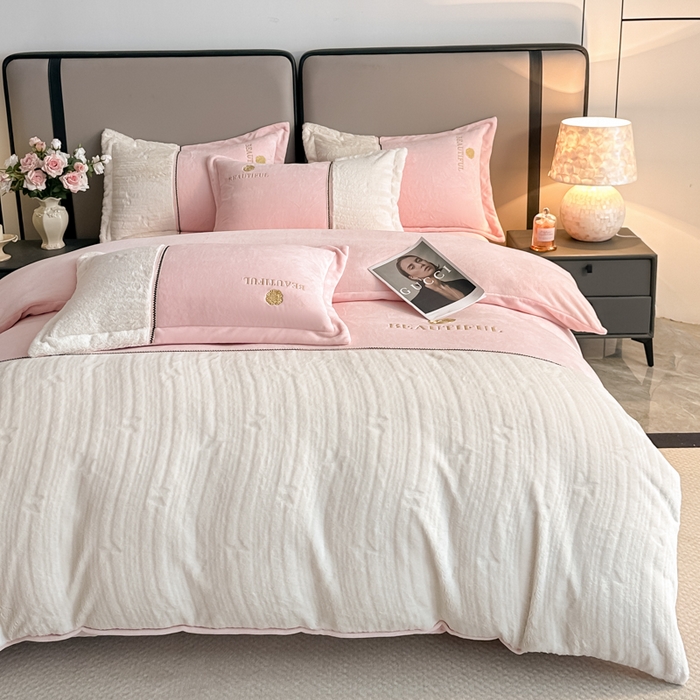 91家纺网 家纺一手货源 找家纺 金窝窝家纺 2025新款轻奢双拼全消光牛奶绒四件套-安娜 安娜-蜜桃粉