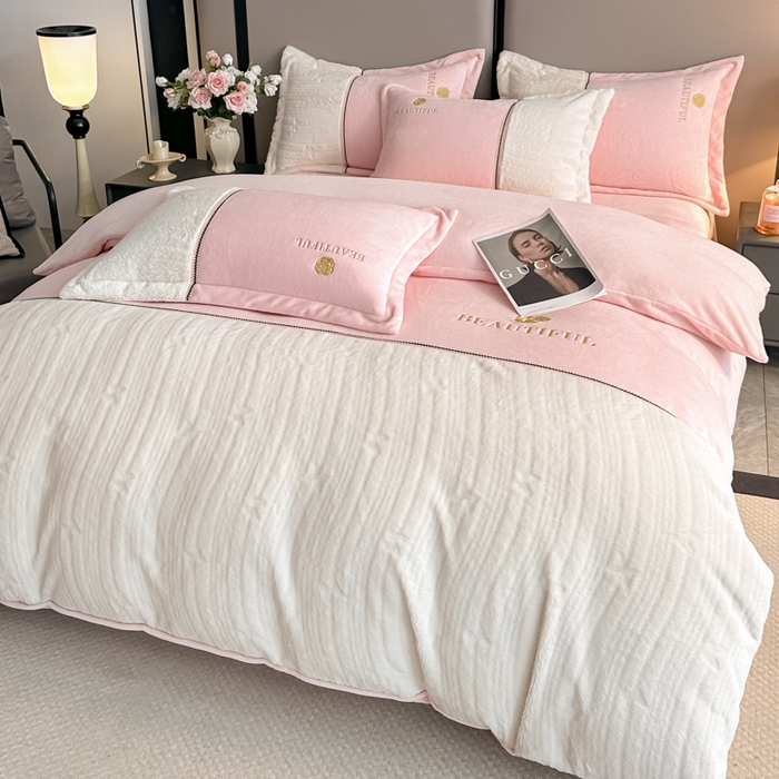 91家纺网 家纺一手货源 找家纺 金窝窝家纺 2025新款轻奢双拼全消光牛奶绒四件套-安娜 安娜-蜜桃粉