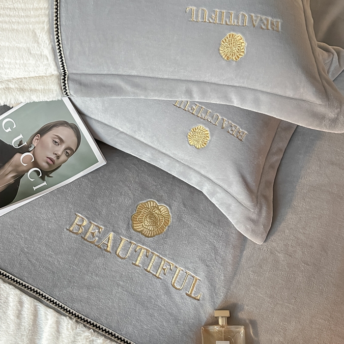 91家纺网 家纺一手货源 找家纺 金窝窝家纺 2025新款轻奢双拼全消光牛奶绒四件套-安娜 安娜-绅士灰