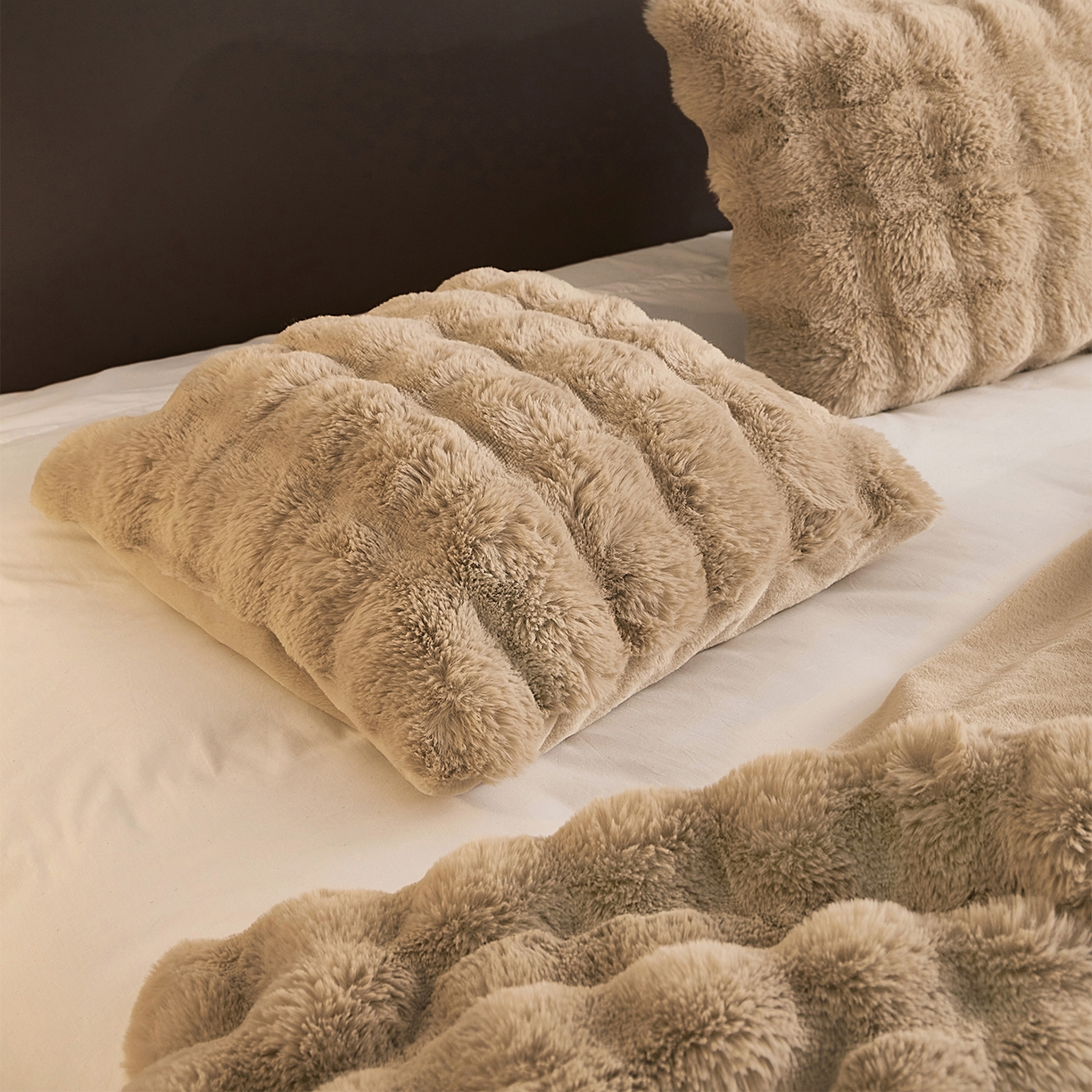 91家纺网 家纺一手货源 找家纺 坦客毯业 2025新款轻奢纯色托斯卡纳兔毛绒大泡泡绒毛毯双面都是兔毛高密高克重可供跨境外贸出口 托斯-高雅棕色