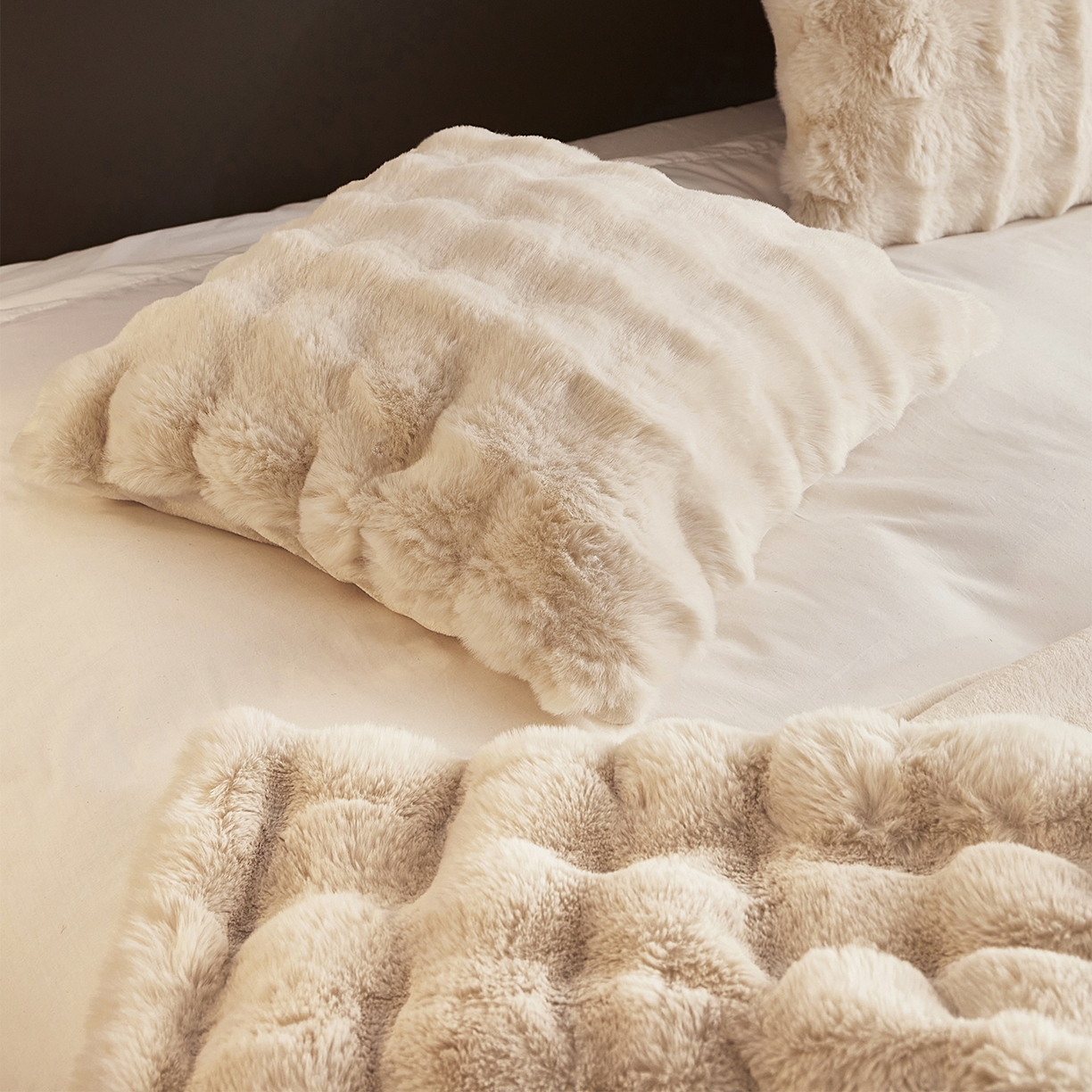 91家纺网 家纺一手货源 找家纺 坦客毯业 2025新款轻奢纯色托斯卡纳兔毛绒大泡泡绒毛毯双面都是兔毛高密高克重可供跨境外贸出口 托斯-奶油白