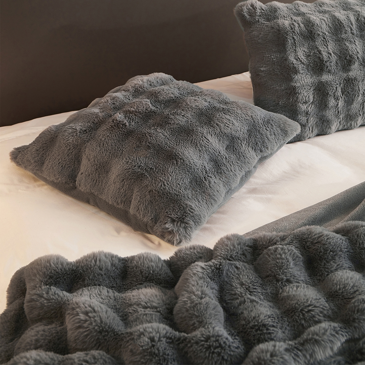 91家纺网 家纺一手货源 找家纺 坦客毯业 2025新款轻奢纯色托斯卡纳兔毛绒大泡泡绒毛毯双面都是兔毛高密高克重可供跨境外贸出口 托斯-韵味灰