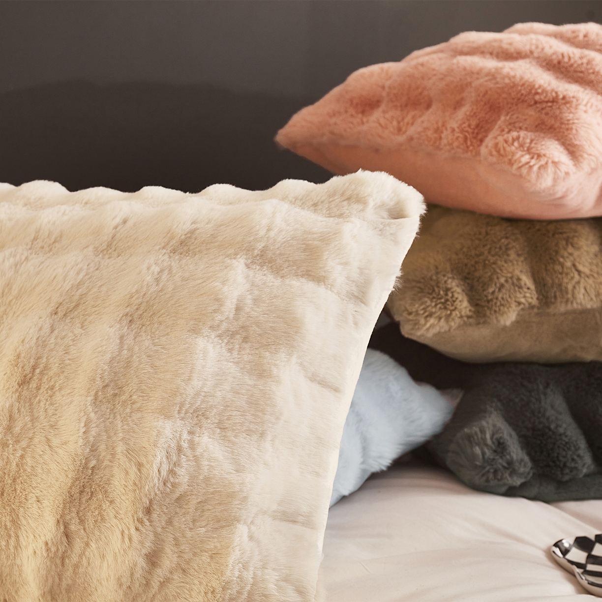 91家纺网 家纺一手货源 找家纺 坦客毯业 2025新款轻奢纯色托斯卡纳兔毛绒大泡泡绒毛毯双面都是兔毛高密高克重可供跨境外贸出口 组合图仅展示