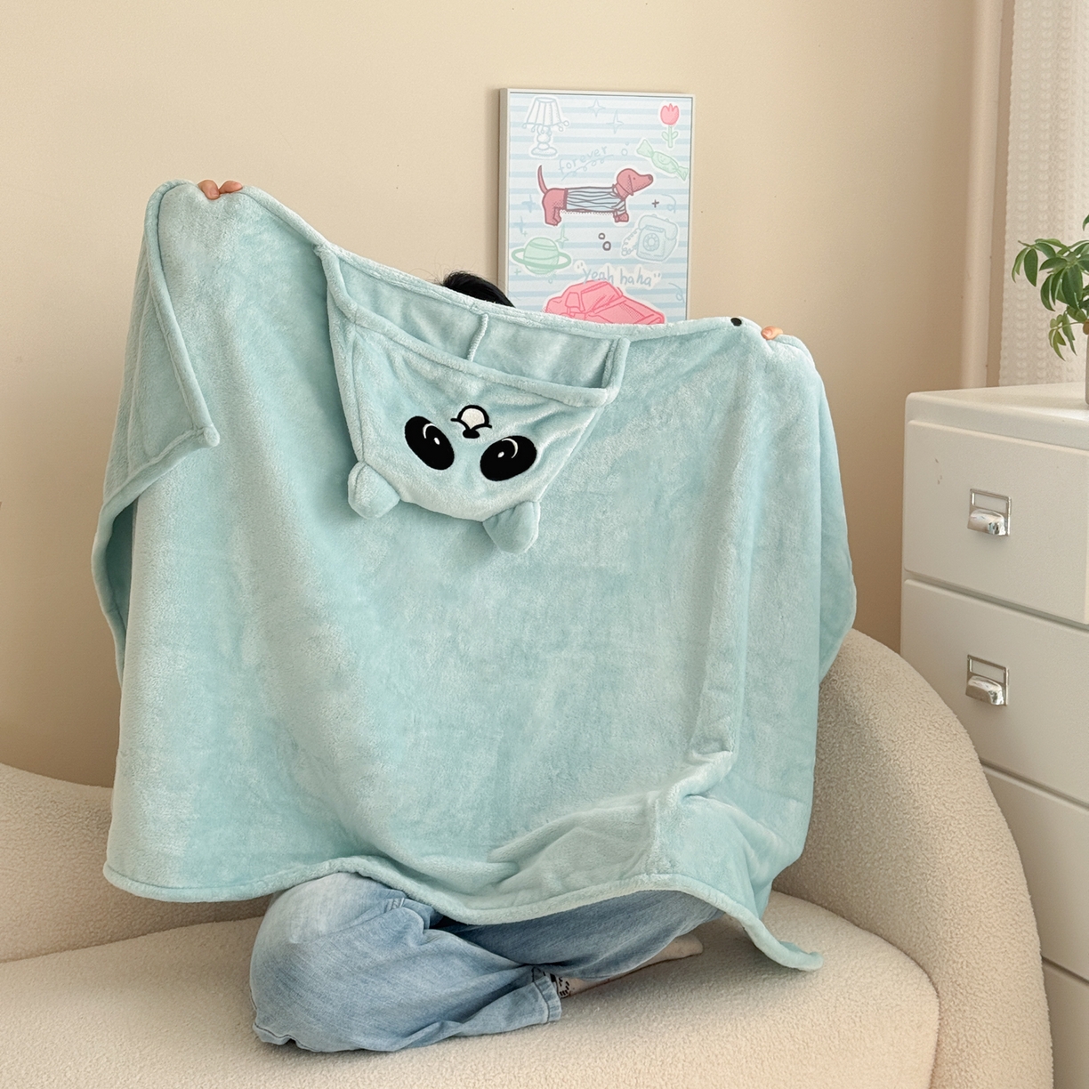 91家纺网 家纺一手货源 找家纺 （总）简宜家居（朝初家纺） 2025新款带帽披肩毯子熊猫和熊午休毯带帽毯