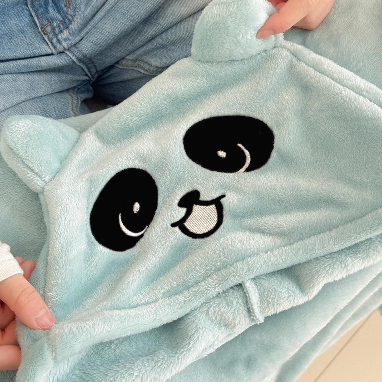 91家纺网 家纺一手货源 找家纺 （总）简宜家居（朝初家纺） 2025新款带帽披肩毯子熊猫和熊午休毯带帽毯