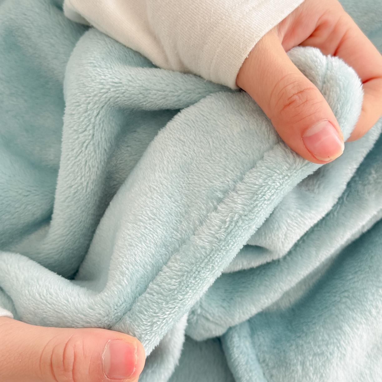 91家纺网 家纺一手货源 找家纺 （总）简宜家居（朝初家纺） 2025新款带帽披肩毯子熊猫和熊午休毯带帽毯