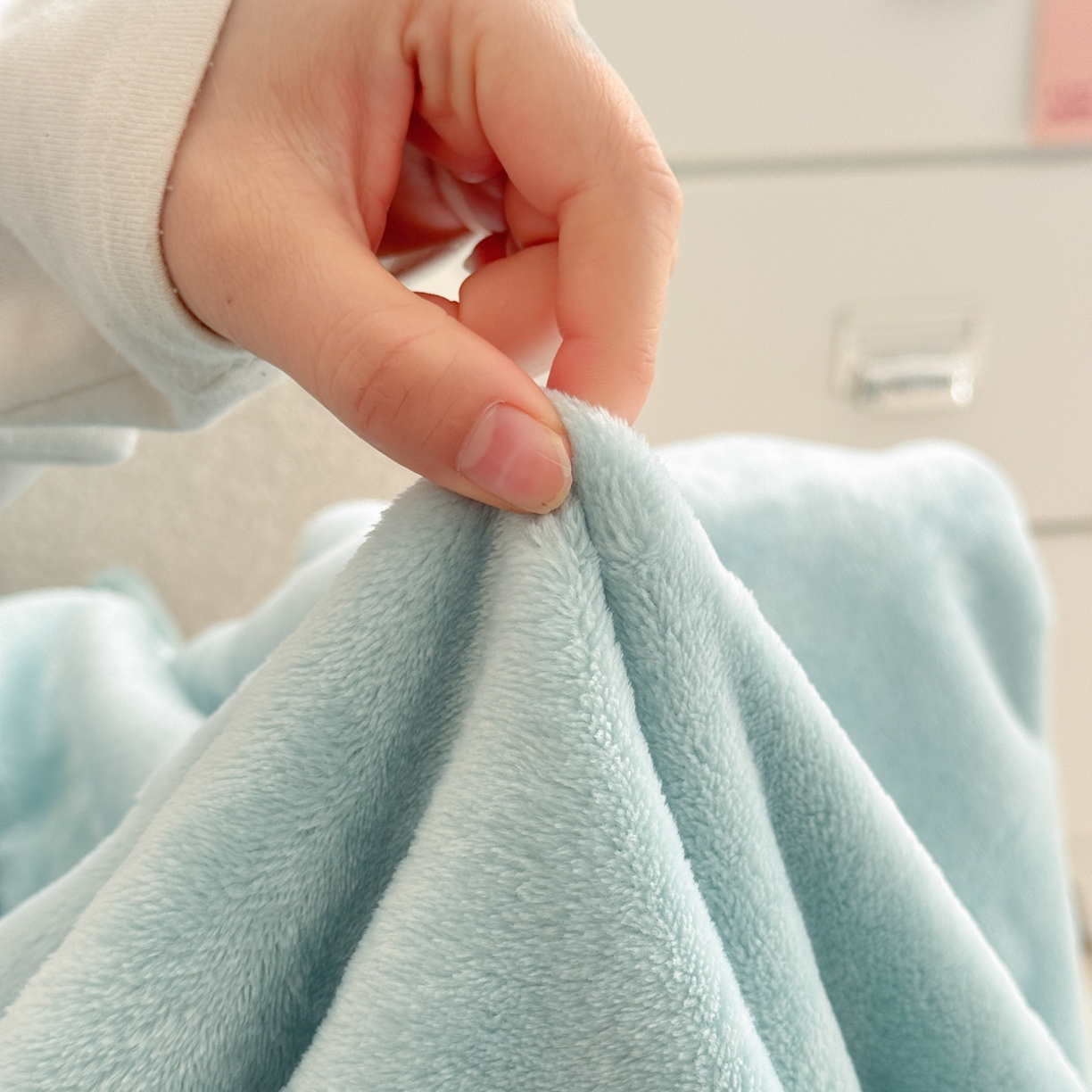 91家纺网 家纺一手货源 找家纺 （总）简宜家居（朝初家纺） 2025新款带帽披肩毯子熊猫和熊午休毯带帽毯