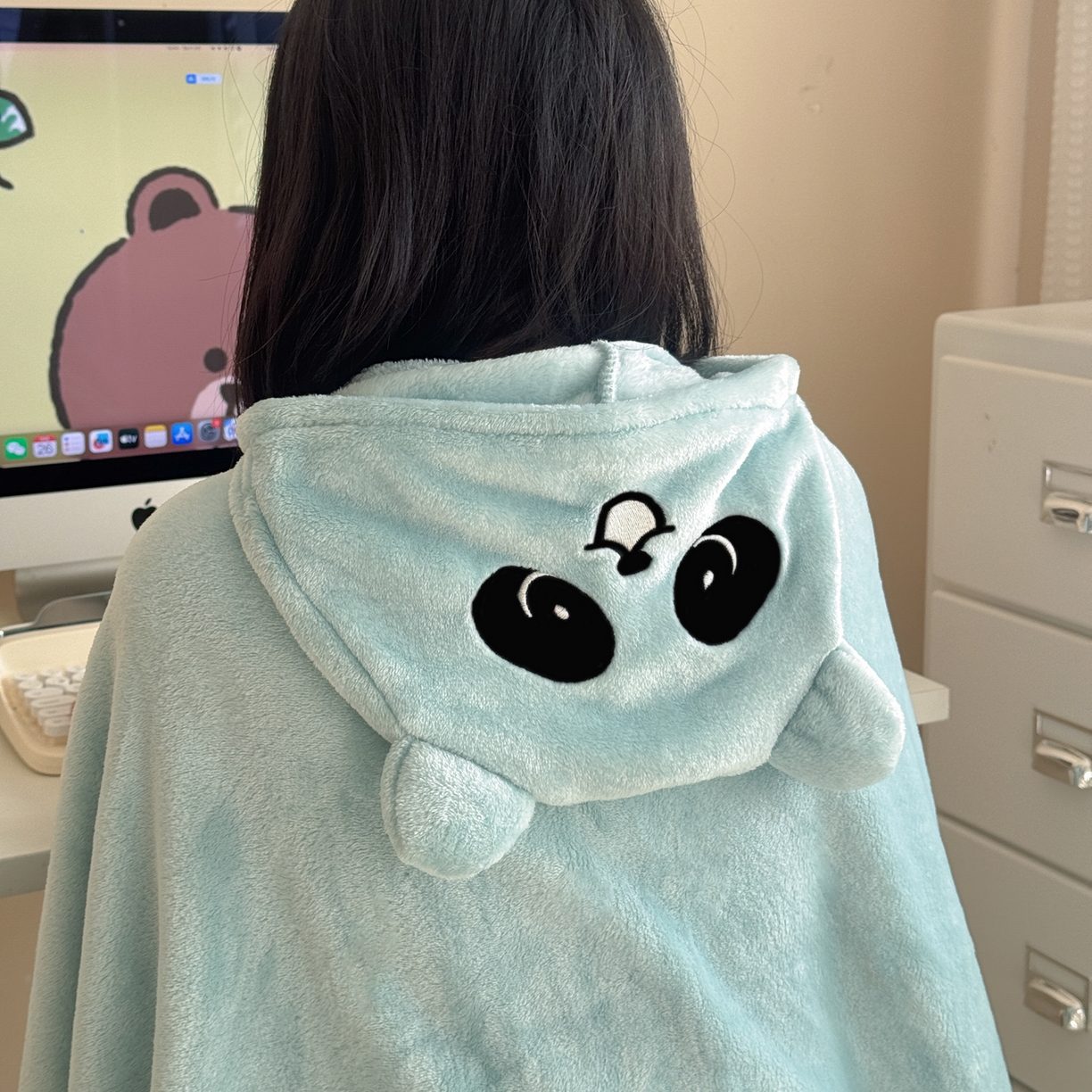 91家纺网 家纺一手货源 找家纺 （总）简宜家居（朝初家纺） 2025新款带帽披肩毯子熊猫和熊午休毯带帽毯