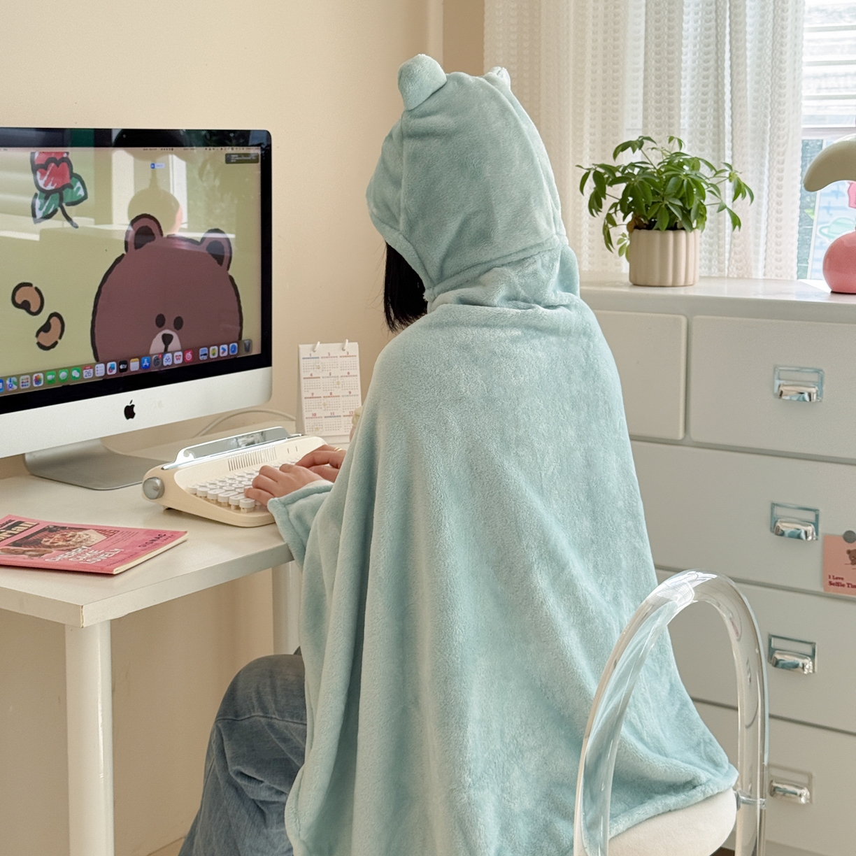 91家纺网 家纺一手货源 找家纺 （总）简宜家居（朝初家纺） 2025新款带帽披肩毯子熊猫和熊午休毯带帽毯