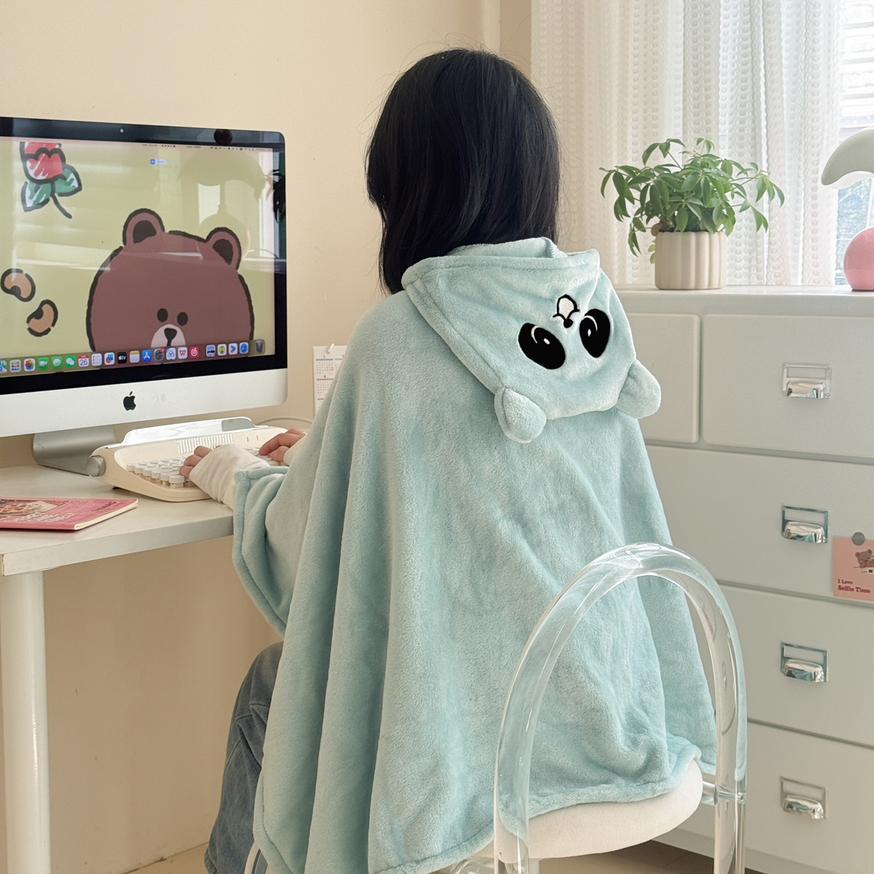 91家纺网 家纺一手货源 找家纺 （总）简宜家居（朝初家纺） 2025新款带帽披肩毯子熊猫和熊午休毯带帽毯