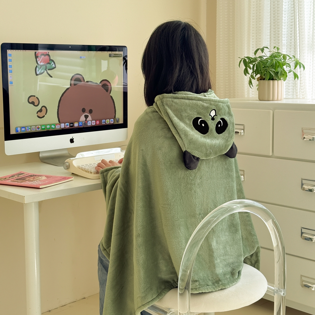 91家纺网 家纺一手货源 找家纺 （总）简宜家居（朝初家纺） 2025新款带帽披肩毯子熊猫和熊午休毯带帽毯