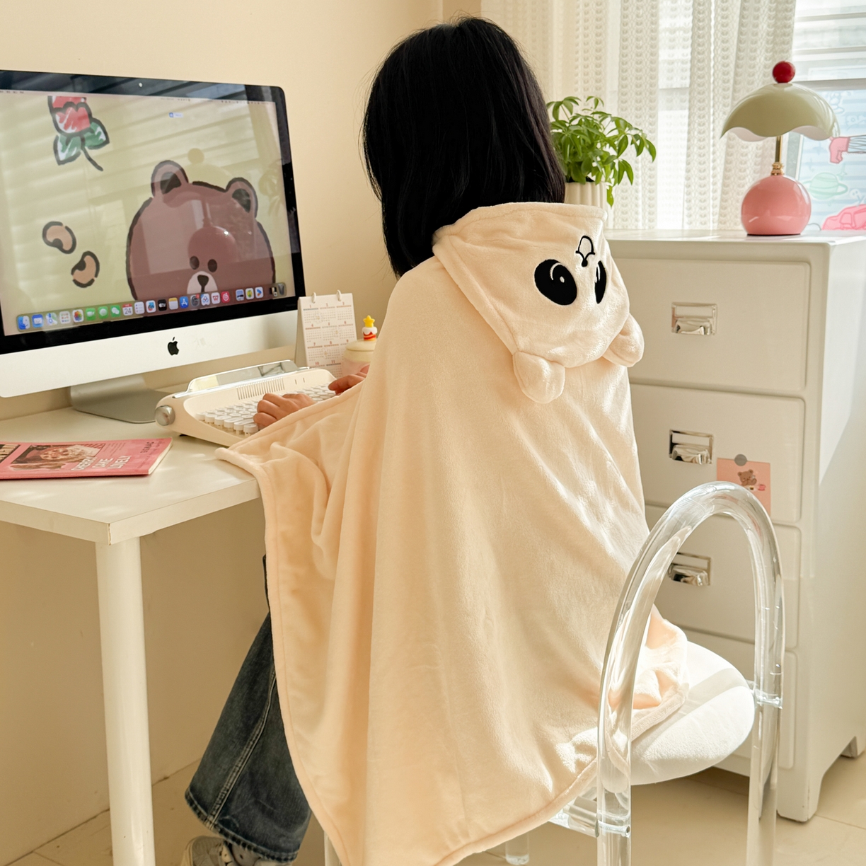 91家纺网 家纺一手货源 找家纺 （总）简宜家居（朝初家纺） 2025新款带帽披肩毯子熊猫和熊午休毯带帽毯