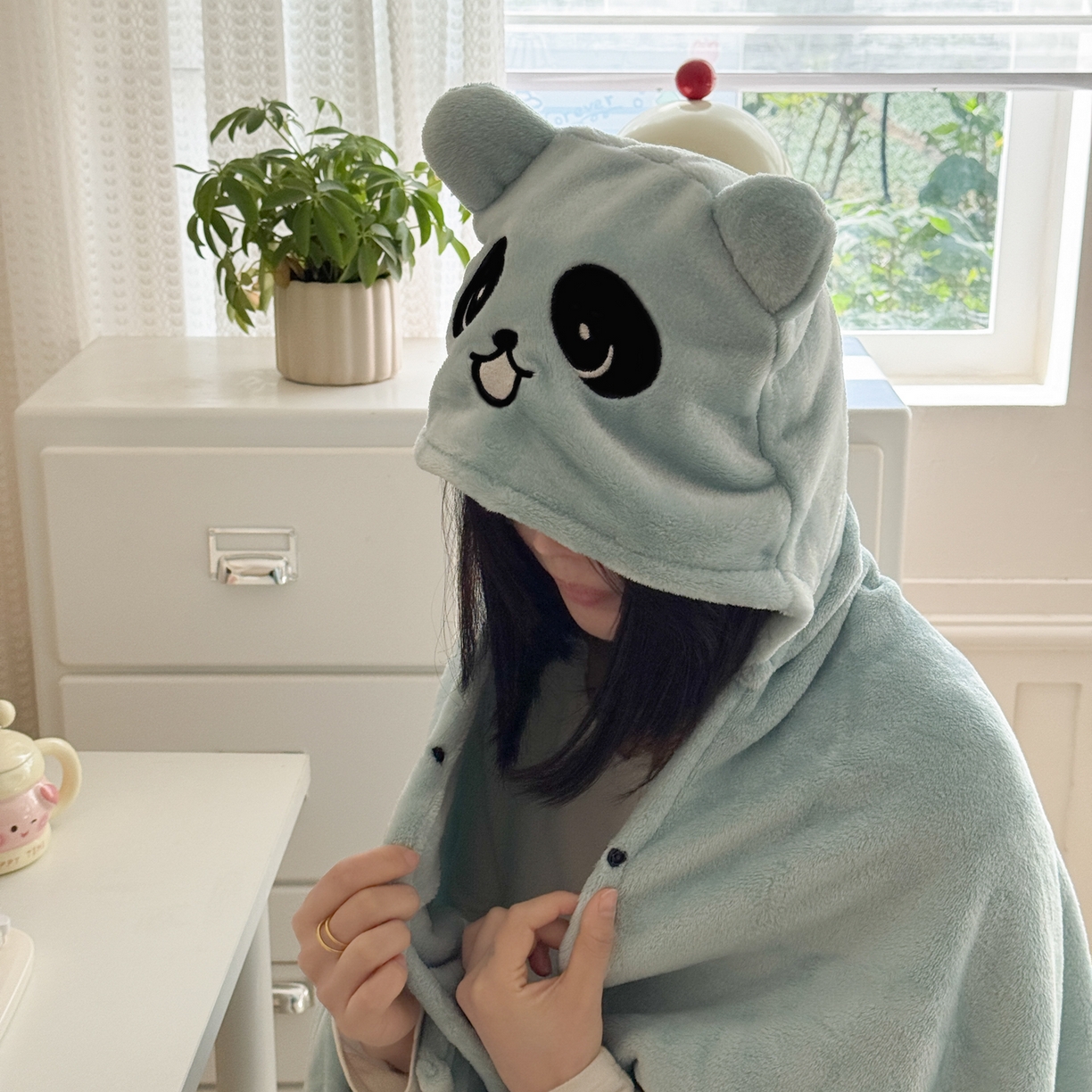 91家纺网 家纺一手货源 找家纺 简宜家居（朝初家纺） 2025新款带帽披肩毯子熊猫和熊午休毯带帽毯 熊猫-天蓝