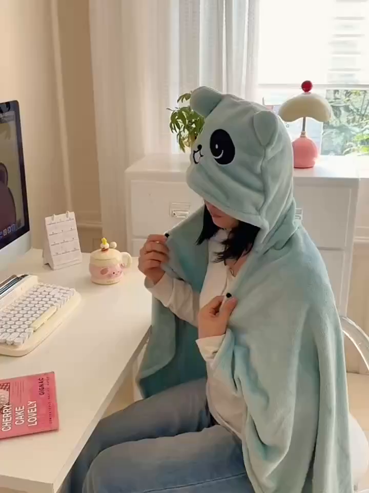 91家纺网 家纺一手货源 找家纺 简宜家居（朝初家纺） 2025新款带帽披肩毯子熊猫和熊午休毯带帽毯 熊猫-天蓝