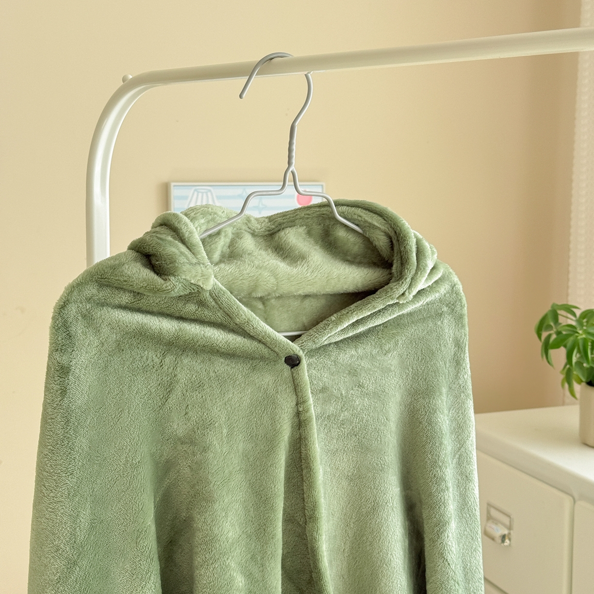 91家纺网 家纺一手货源 找家纺 简宜家居（朝初家纺） 2025新款带帽披肩毯子熊猫和熊午休毯带帽毯 熊猫-草绿