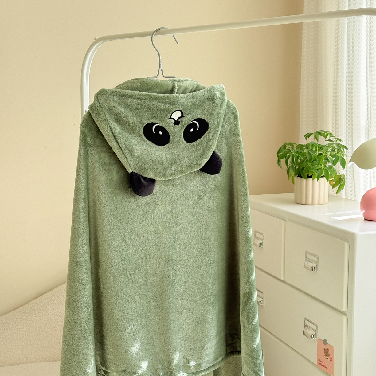 91家纺网 家纺一手货源 找家纺 简宜家居（朝初家纺） 2025新款带帽披肩毯子熊猫和熊午休毯带帽毯 熊猫-草绿