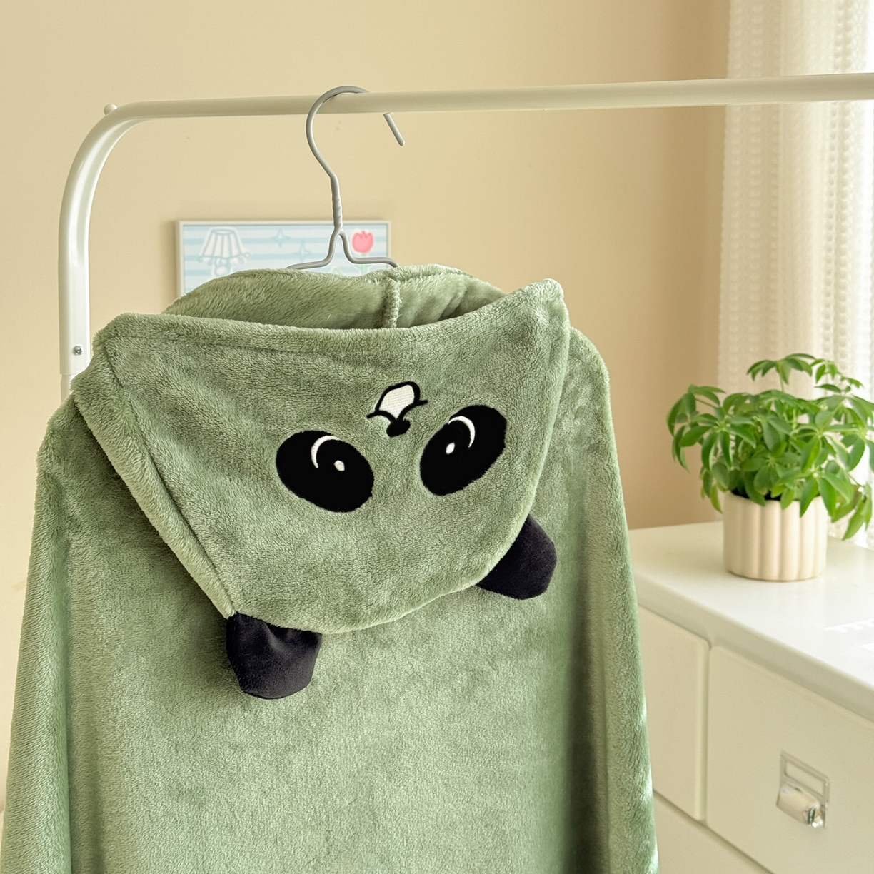 91家纺网 家纺一手货源 找家纺 简宜家居（朝初家纺） 2025新款带帽披肩毯子熊猫和熊午休毯带帽毯 熊猫-草绿