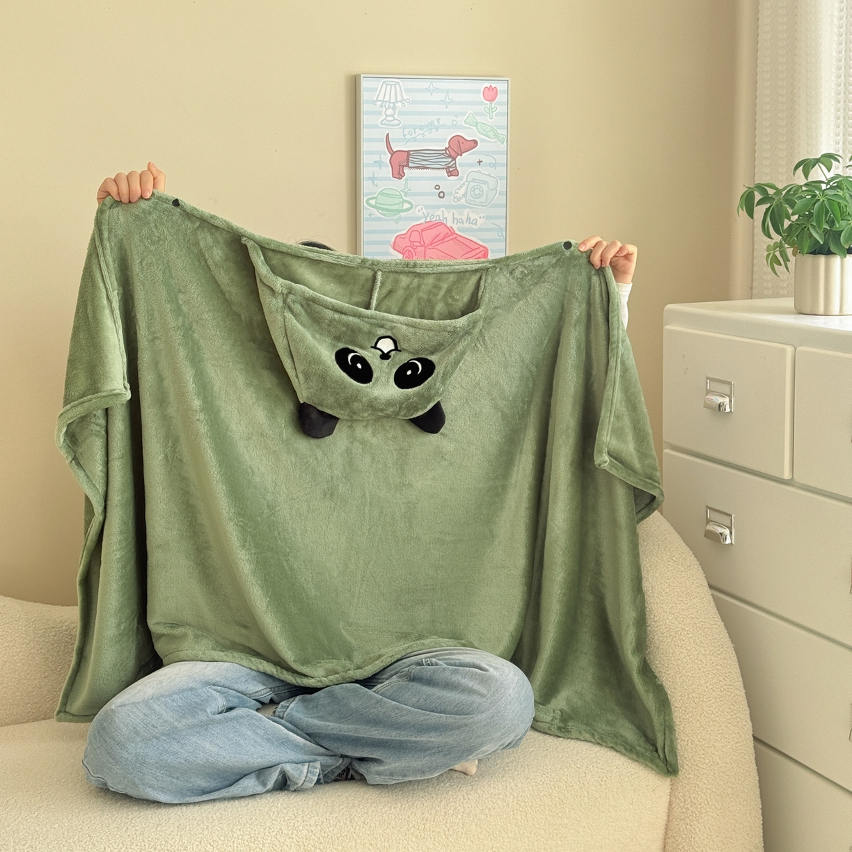 91家纺网 家纺一手货源 找家纺 简宜家居（朝初家纺） 2025新款带帽披肩毯子熊猫和熊午休毯带帽毯 熊猫-草绿