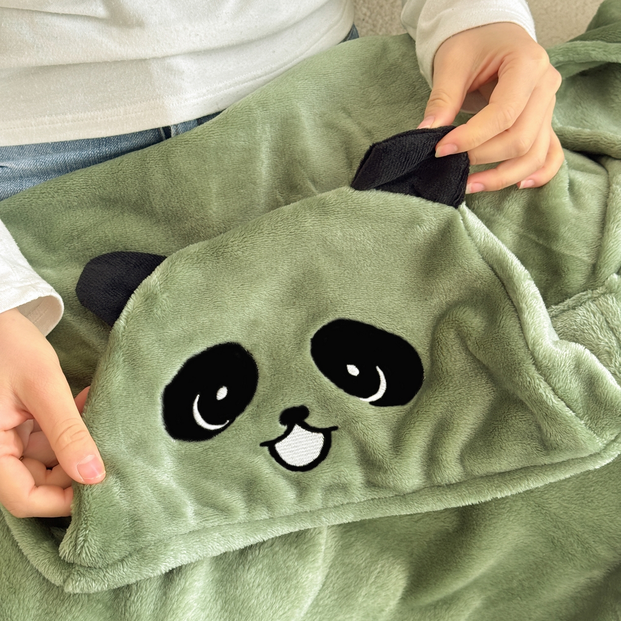 91家纺网 家纺一手货源 找家纺 简宜家居（朝初家纺） 2025新款带帽披肩毯子熊猫和熊午休毯带帽毯 熊猫-草绿