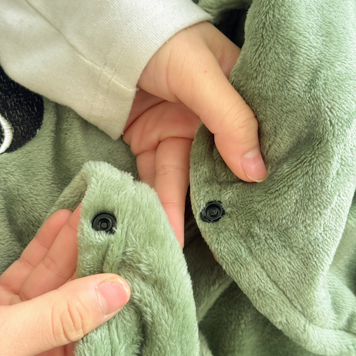 91家纺网 家纺一手货源 找家纺 简宜家居（朝初家纺） 2025新款带帽披肩毯子熊猫和熊午休毯带帽毯 熊猫-草绿