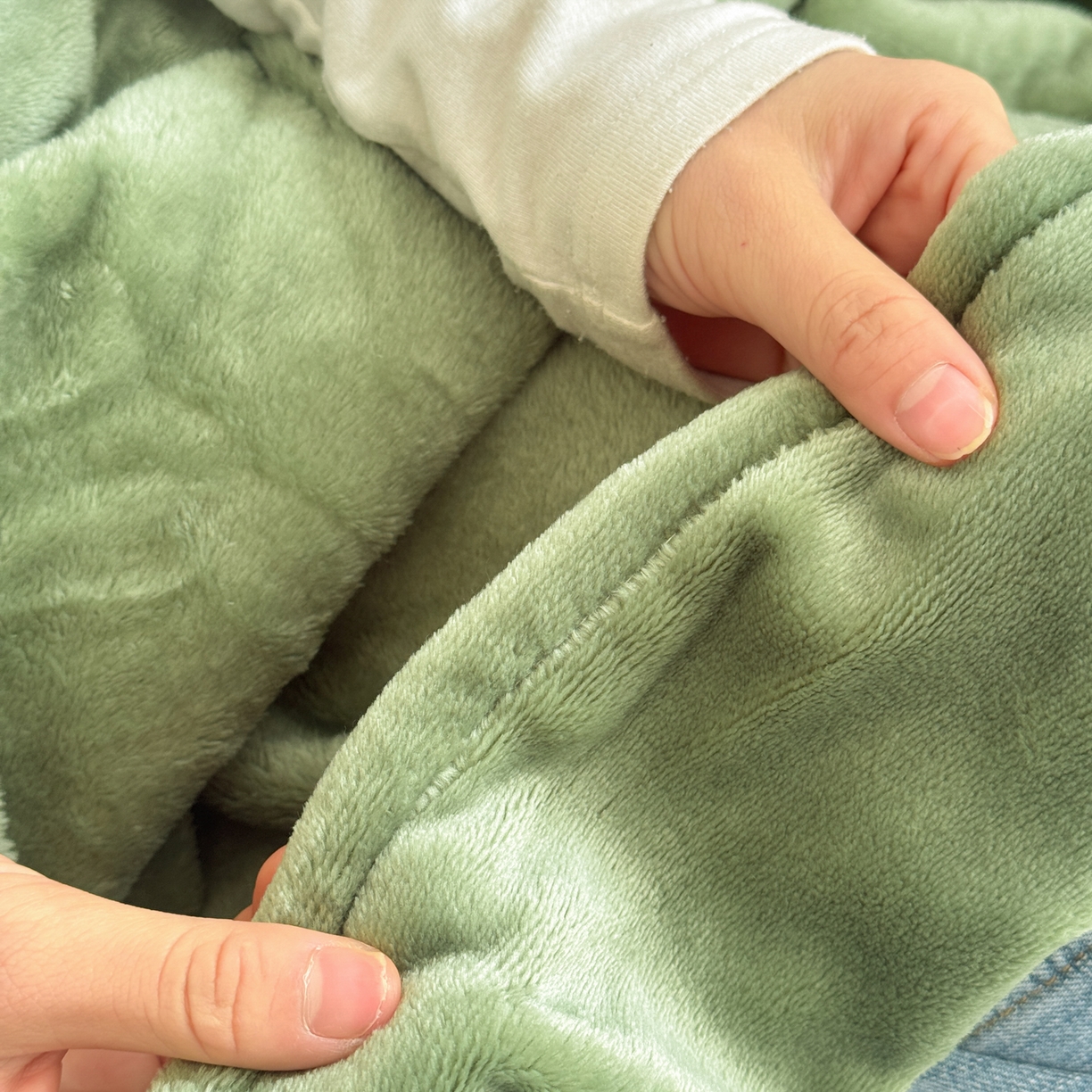 91家纺网 家纺一手货源 找家纺 简宜家居（朝初家纺） 2025新款带帽披肩毯子熊猫和熊午休毯带帽毯 熊猫-草绿