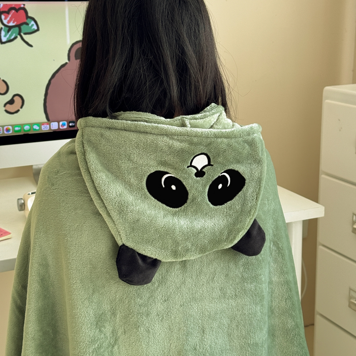 91家纺网 家纺一手货源 找家纺 简宜家居（朝初家纺） 2025新款带帽披肩毯子熊猫和熊午休毯带帽毯 熊猫-草绿