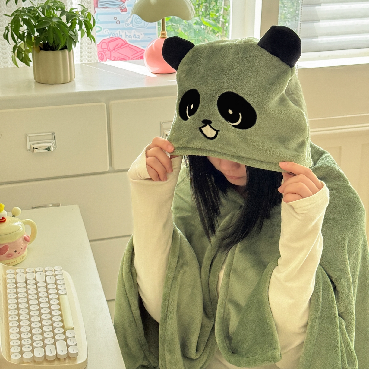 91家纺网 家纺一手货源 找家纺 简宜家居（朝初家纺） 2025新款带帽披肩毯子熊猫和熊午休毯带帽毯 熊猫-草绿
