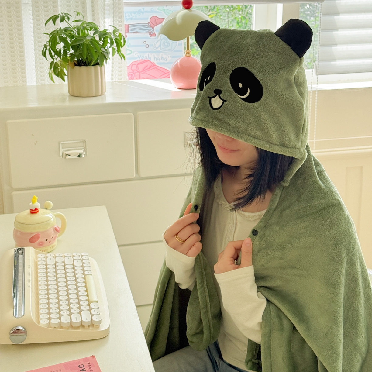 91家纺网 家纺一手货源 找家纺 简宜家居（朝初家纺） 2025新款带帽披肩毯子熊猫和熊午休毯带帽毯 熊猫-草绿