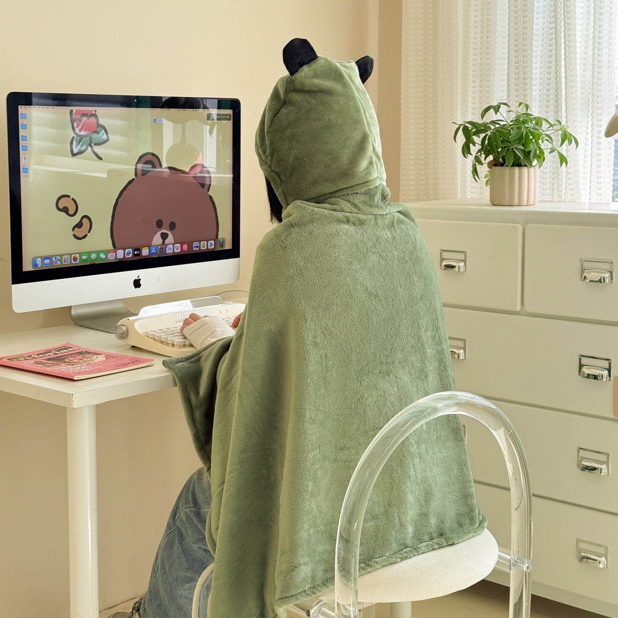 91家纺网 家纺一手货源 找家纺 简宜家居（朝初家纺） 2025新款带帽披肩毯子熊猫和熊午休毯带帽毯 熊猫-草绿