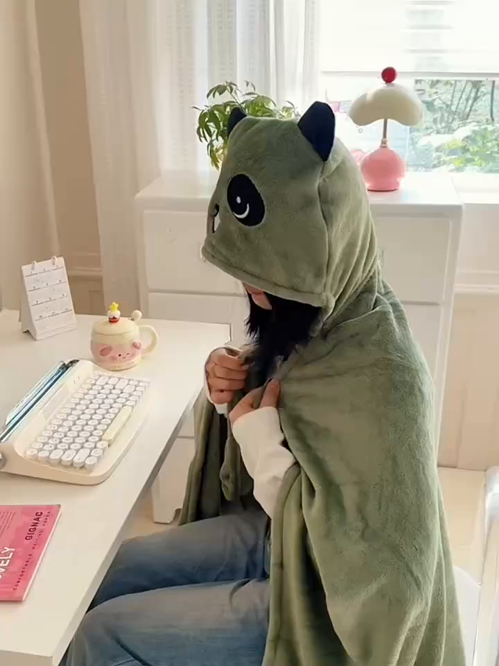 91家纺网 家纺一手货源 找家纺 简宜家居（朝初家纺） 2025新款带帽披肩毯子熊猫和熊午休毯带帽毯 熊猫-草绿